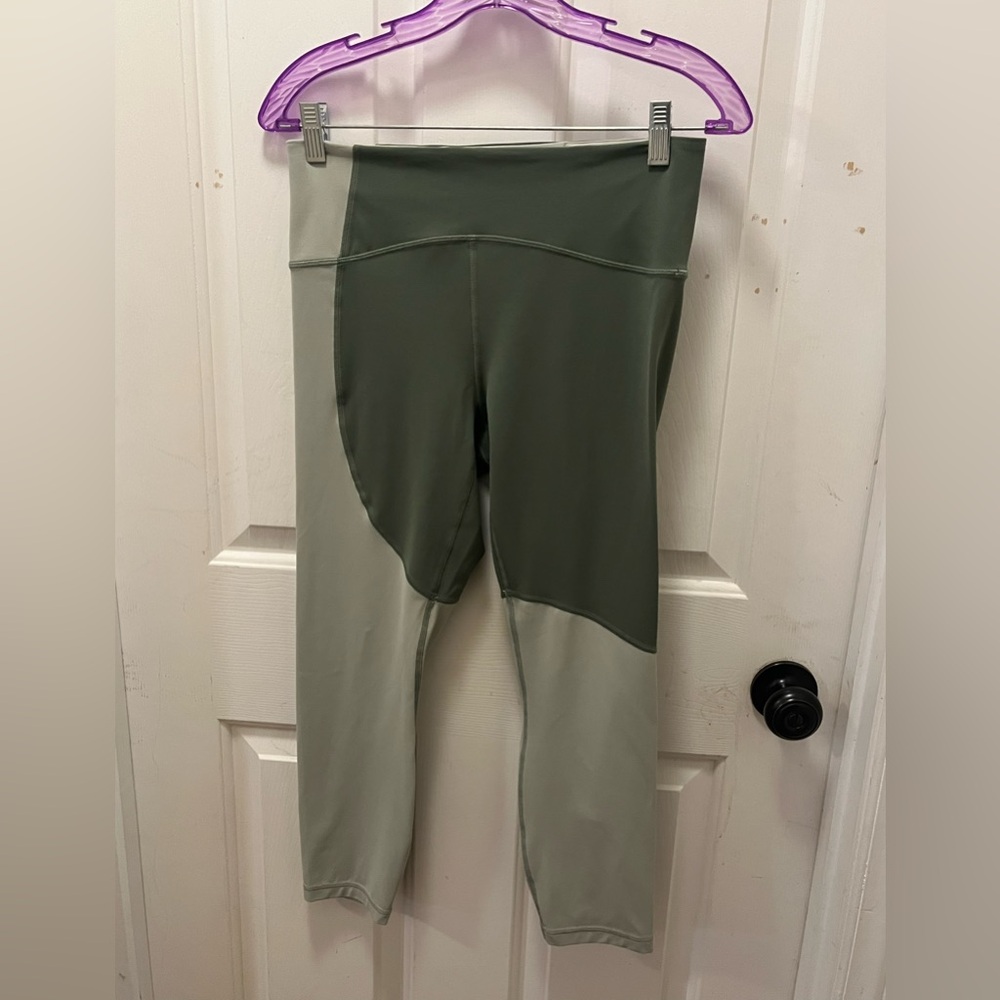🍋 NWOT Lululemon Nulu Colour Block HR Crop 23" - Green Twill/Green Fern - Sz 8